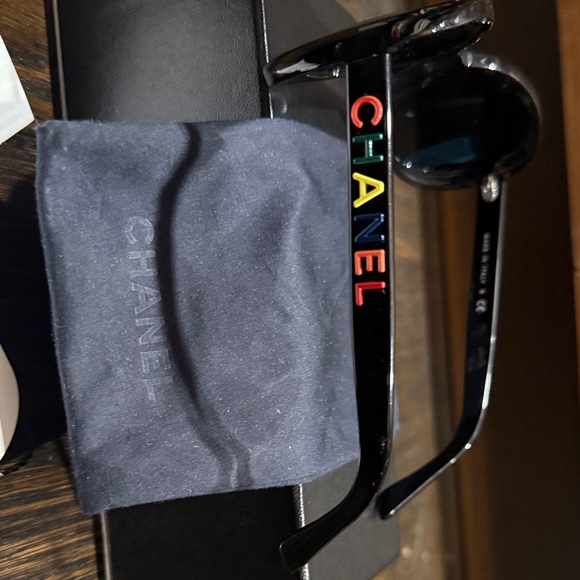 CHANEL Glossy Black Sunglasses - Picture 2 of 4